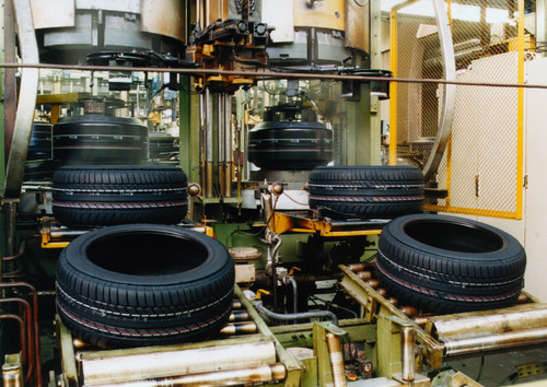 Continental baut seine Produktionskapazitäten wegen der hohen Nachfrage nach Pkw-Reifen aus.