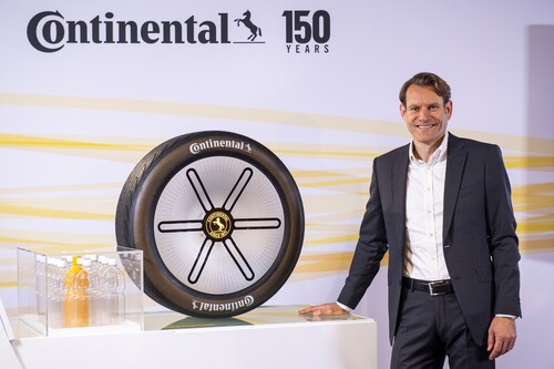 Continental-Chef Nikolai Setzer mit dem Konzeptreifen Conti Green Concept.
