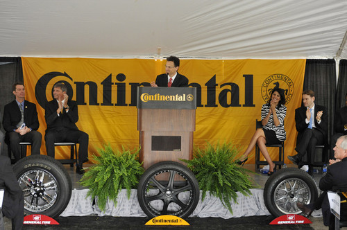 Continental hat den Grundstein für ein neues Reifenwerk in Sumter im US-Bundesstaat South Carolina gelegt (am Rednerpult Dr. Jochen Etzel, Geschäftsführer von Continental Tires the Americas, kurz CTA).
