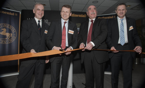Continental hat sein neues Entwicklungszentrum in Ulm eingeweiht (von links): Standortleiter Jens Brüning, Vorstandsmitglied Dr. Ralf Cramer, Oberbürgermeister Ivo Gönner und Friedrich Angerbauer, Geschäftsbereichsleiter Fahrerassistenzsysteme.
