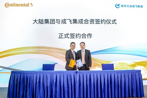 Continental und CITC gründen ein Joint Venture für 48-Volt-Batteriesysteme (v.l.):  Enno Tang, President und CEO Continental China, und Xiaoqing Shi, Vorstandsvorsitzender und General Manager von CITC.