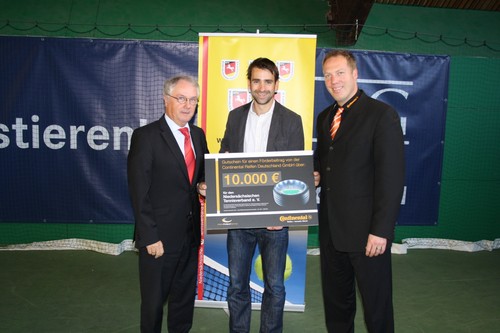 Continental unterstützt das Mentoren-Konzept des Niedersächsischen Tennisverbandes (von links): NTV-Präsident Gottfried Schumann, Nicolas Kiefer und Alexander Lührs, Leiter der Öffentlichkeitsarbeit Pkw-Reifen.