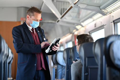 Corona-Regelung: Im Zug gilt die Maskenpflicht.