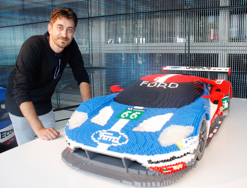 Craig Callum mit dem Ford GT Race aus Lego im Maßstab 1:3.
