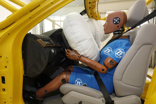 Crashtest-Dummies in der Airbag-Testanlage im ZF-Entwicklungszentrum in Alfdorf.