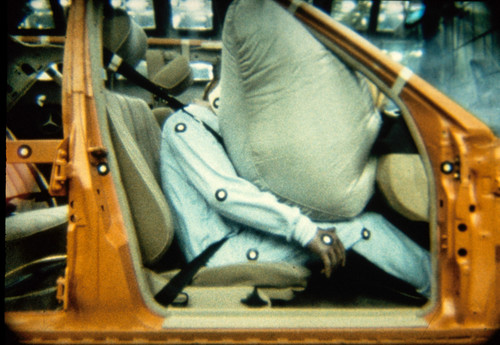 Crashversuch bei Mercedes-Benz mit Beifahrerairbag (1990).