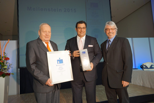 CTJ-Vorsitzender Raymond Eckl (r.) und Hans-Jürgen Hess (CTJ) überreichen „Meilenstein“ an Ramsis Moussa, Marketingleiter von Volkswagen Nutzfahrzeuge. 