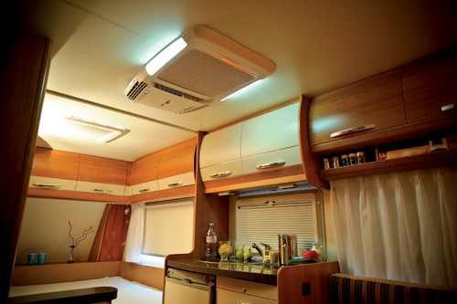 Dachklimaanlage mit integriertem Dachfenster für Reisemobile.