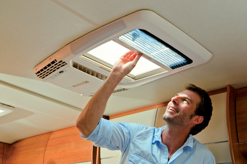 Dachklimaanlage mit integriertem Dachfenster für Reisemobile.
