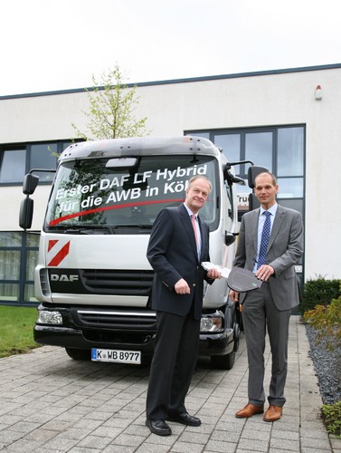 DAF-Geschäftsführer Jan van Keulen (rechts) übergibt den  DAF LF Hybrid an Ulrich Gilleßen, Geschäftsführer der Abfallwirtschaftsbetriebe Köln.