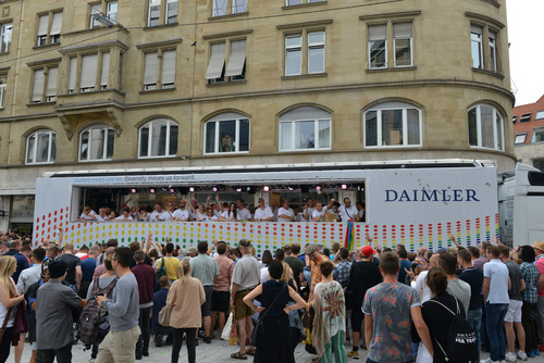 Daimler beteiligt sich am Christopher Street Day in Stuttgart. 