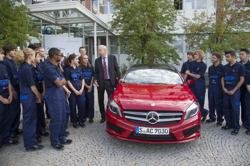 Daimler-Chef Dr. Dieter Zetsche begrüßte die neuen Auszubildenden an ihrem allerersten Arbeitstag im Pkw-Werk Sindelfingen persönlich.