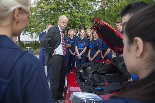 Daimler-Chef Dr. Dieter Zetsche begrüßte die neuen Auszubildenden an ihrem allerersten Arbeitstag im Pkw-Werk Sindelfingen persönlich.