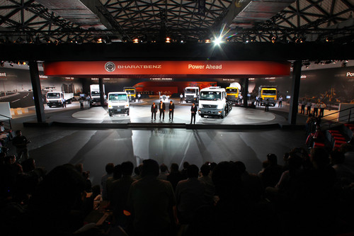 Daimler enthüllte in Hyderabad, Indien, die Lkw der neuen Marke Bharatbenz.