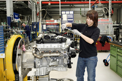 Daimler hat im Mercedes-Benz-Werk Mannheim ein neues Europazentrum für Tauschmotorenfertigung ieröffnet (hier ein 6-Zylinder CDI-Motor bei der Montage). 