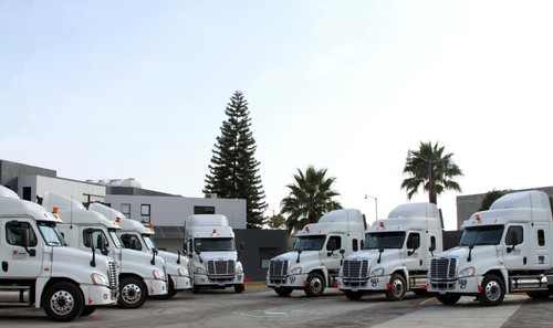 Daimler liefert 140 Freightliner an den Logistiker UNNE Corporate und an den Express- und Paketzusteller Estafeta.