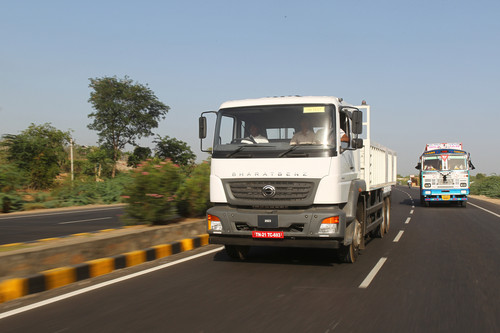 Daimler liefert in Indien die ersten Bharatbenz aus.