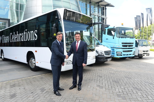 Daimler-Lkw- und Bus-Vorstand Dr. Wolfgang Bernhard und Kai-Wolf Ahlden, Leiter des Regionalzentrums Südostasien, mit dem 1000sten Mercedes-Benz Citaro für Singapur.