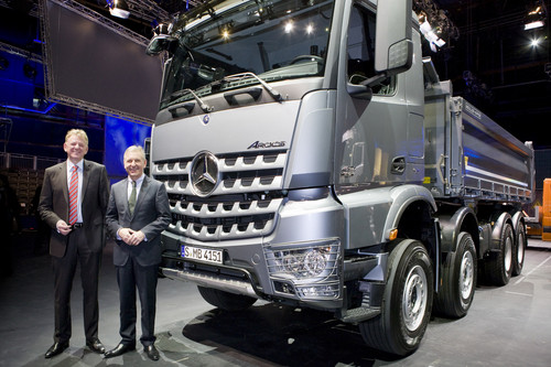 Daimler-Lkw-Vorstand Andreas Renschler (links) und Stefan Buchner, Leiter Mercedes-Benz Lkw, vor dem Mercedes-Benz Arocs Grounder.