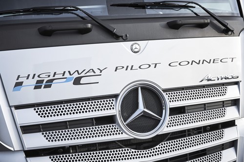 Daimler nutzt das System Highway Pilot Connect zur vernetzten Fahrt im Lkw-Verbund (Truck Platoon).