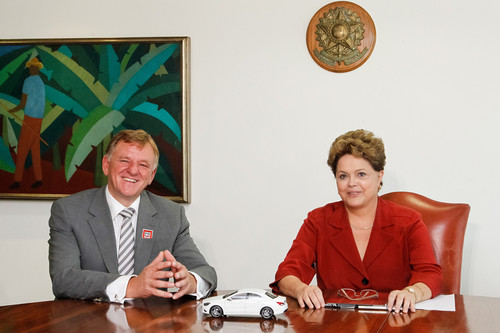 Daimler plant ein neues Pkw-Werk für Mercedes-Benz in Brasilien: Daimler-Pkw-Vorstand Andreas Renschler und Brasiliens Präsidentin Dilma Rousseff bei der Unterzeichnung des Rahmenvertrags.