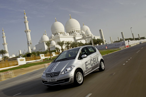 Daimler präsentiert nachhaltige Antriebslösungen auf dem „World Future Energy Summit“ in Abu Dhabi.
