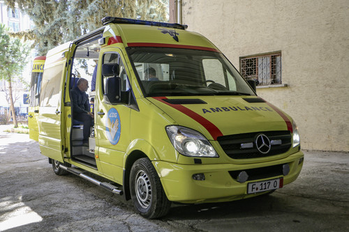 Daimler spendet zwei Ambulanzfahrzeuge.