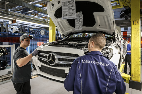 Daimler stellt in diesem Sommer rund 7600 Ferienbeschäftigte ein. Davon sind rund 1600 im Werk Bremen im Einsatz, wie etwa in der Produktion der C-Klasse.