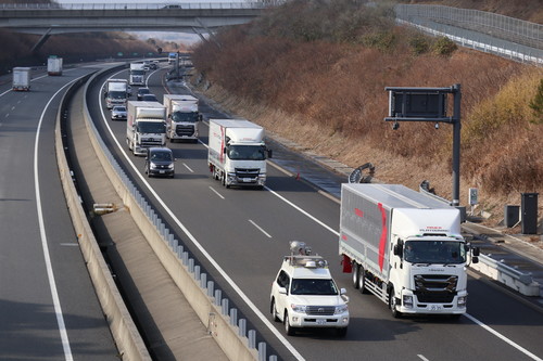 Daimler testet Truck Platooning in Japan.
