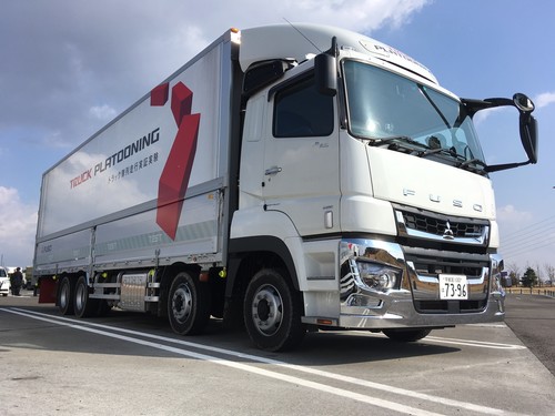 Daimler testet Truck Platooning mit einem Fuso Super Great in Japan.
