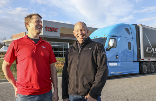 Daimler Trucks erwirbt einen Mehrheitsanteil von Torc Robotics: Michael Fleming, CEO von Torc Robotics (links), und Roger Nielsen, CEO von Daimler Trucks North America.