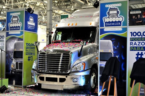 Daimler Trucks North America (DTNA) feiert den 100 000sten Freightliner des Lkw-Produktionswerks in Saltillo, Mexiko.