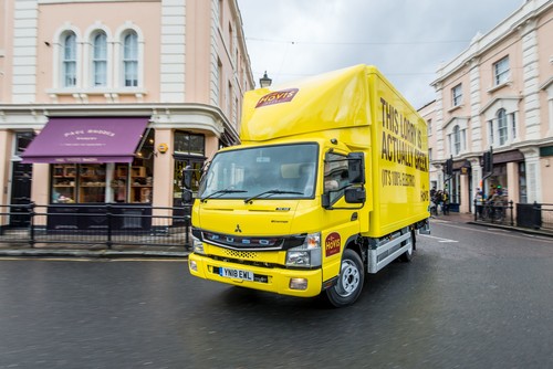 Daimler Trucks übergibt erste vollelektrische Fuso eCanter Lkw an Kunden in Großbritannien.