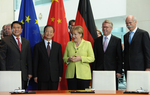 Daimler und BAIC unterzeichneten einen Rahmenvertrag zur Vertiefung ihrer Zusammenarbeit in China. An der feierlichen Zeremonie nahmen Xu Heyi (Chairman BAIC), der chinesische Premierminister Wen Jiabao, Bundeskanzlerin Dr. Angela Merkel, Ulrich Walker (Chairman und CEO Daimler Northeast Asia) und Konzernchef Dr. Dieter Zetsche teil (von links).