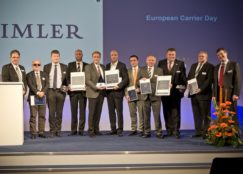 Daimler verleiht die „European Carrier Awards 2012“: Egon Christ (links außen), Leiter Weltweite Fahrzeuglogistik Fertigfahrzeuge bei Daimler, und Dr. Holger Scherr (rechts außen), Leiter Weltweite Logistik Pkw, Lkw und Busse bei Daimler, mit den Preisträgern.