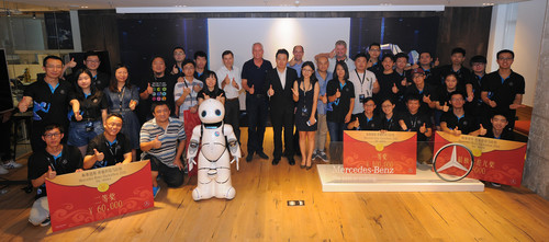 Daimler-Vertreter mit den Teilnehmern des Hackathons in China.