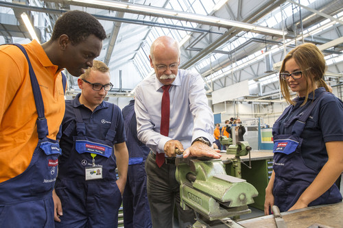 Daimler-Vorstandsvorsitzender Dr. Dieter Zetsche begrüßt neue Auszubildende im Mercedes-Benz-Werk Wörth.