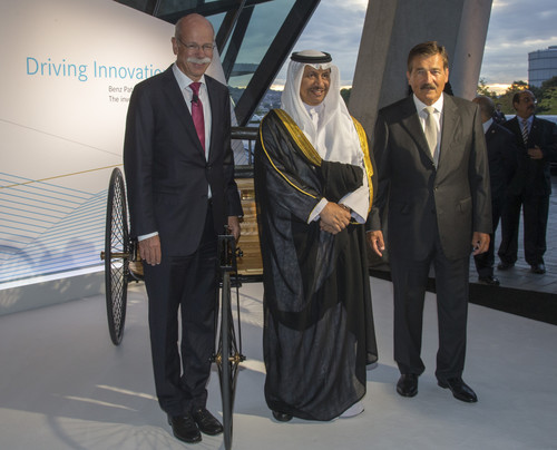 Daimler-Vorstandsvorsitzender Dr. Dieter Zetsche, Kuwaits Premierminister Scheich Jaber Al-Mubarak Al-Hamad Al-Sabah und Daimler-Aufsichtsratsvorsitzender Dr. Manfred Bischoff.