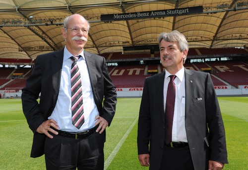 Daimler-Vorstandsvorsitzender Dr. Dieter Zetsche (links) und VfB-Präsident Gerd E. Mäuser bei der Eröffnung der umgebauten Mercedes-Benz-Arena.