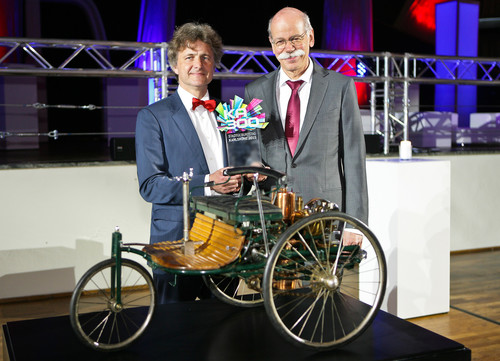 Daimler-Vorstandsvorsitzender Dr. Dieter Zetsche (r.) übergab ein Modell Benz-Patentwagens im Maßstab 1:5l an Karlsruhes Oberbürgermeister Dr. Frank Mentrup.