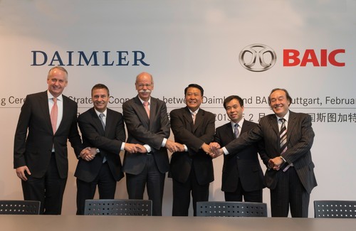 Daimler wird sich mit zwölf Prozent am chinesischen Partner BAIC Motor beteiligen (von links): China-Vorstand Hubertus Troska, Finanzvorstand Bodo Uebber, Konzernchef Dr. Dieter Zetsche, BAIC-Chairmann Xu Heyi, Zhang Xiyong (stellvertretender General Manager BAIC Group) und BAIC-Finanzchef Ma Chuanqi.