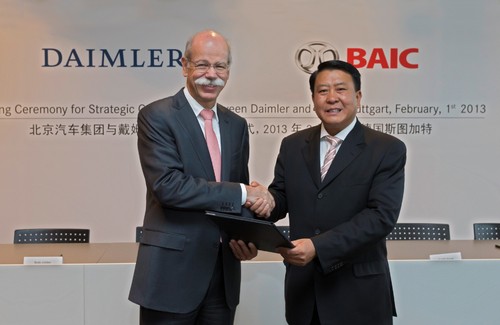 Daimler wird sich mit zwölf Prozent am chinesischen Partner BAIC Motor beteiligen (von links): Daimler-Vorstandsvorsitzender Dr. Dieter Zetsche und BAIC-Chairmann Xu Heyi.