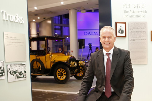 Daimlers China-Vorstand Hubertus Troska in Peking auf einer Veranstaltung zu Daimlers Vergangenheit, Gegenwart und Zukunft.