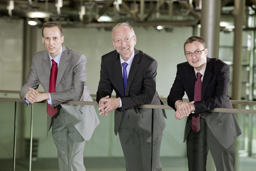 Daimlers Sicherheitssystem &quot;6D Vision&quot; wird mit dem Karl-Heinz-Beckurts-Preis ausgezeichnet. Die beteiligten Forscher (von links) Dr. Stefan Gehrig, Dr. Uwe Franke, und Dr. Clemens Rabe nehmen den Preis am 26. November in München entgegen.