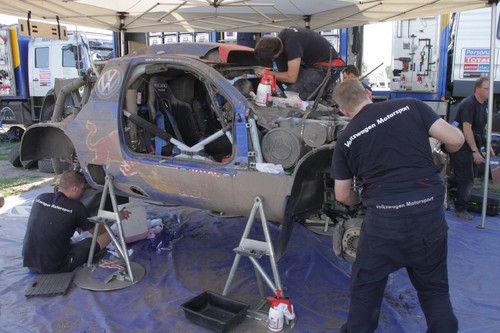 Dakar 2011: VW-Mechaniker bei der Arbeit.