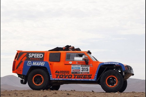 Dakar 2013: Robby Gordon ruht sich auf seinem Hummer aus.