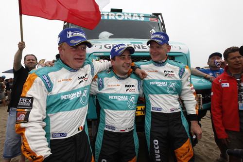 Dakar-Gewinner 2012: Gerard de Rooy mit seinen Co-Piloten Darek Rodewald und Tom Colsoul (von rechts).