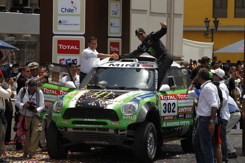 Dakar-Gewinner 2012: Stéphane Peterhansel und Jean Paul Cottret im Mini All4 Rancing von X-raid.
