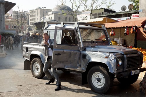 Daniel Craig als James Bond mit Land Rover Defender in „Skyfall“ (2012).