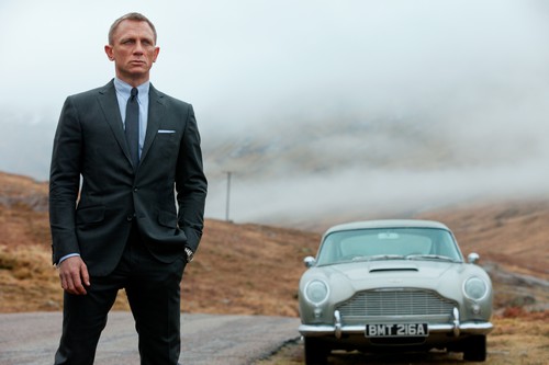 Daniel Craig mit Aston Martin DB 5 in „Skyfall“ (2012).